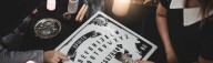 OVNIs, alienígenas, sessões espíritas e tabuleiros Ouija 
