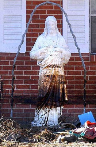 O Sagrado Coração de Jesus foi posto para proteger a casa. E resistiu ao furacão Katrina, Nova Orleans, EUA, 2005.