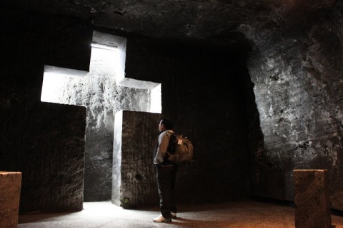 Em todas as minas, conforme elas s?o escavadas, v?o sendo criados altares como forma                    de culto e prote??o para os que ali trabalham e vivem por logos dias e horas.