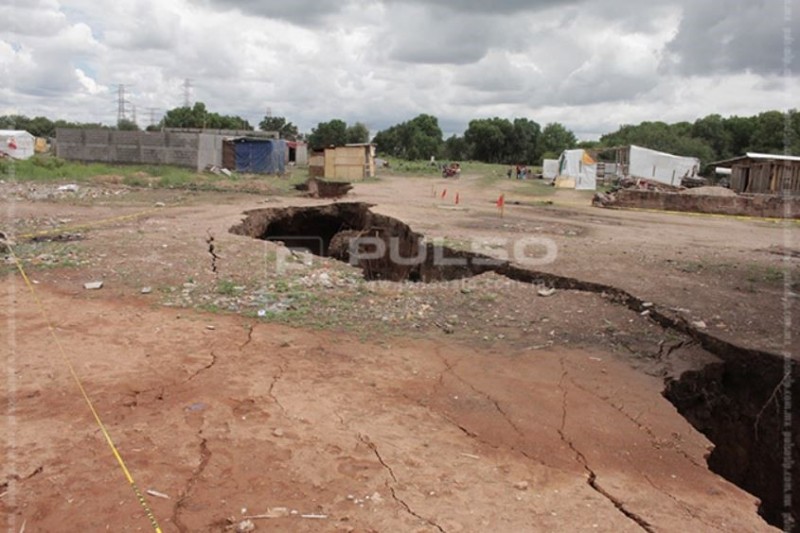 A fissura já destruiu casas e engoliu uma rua.