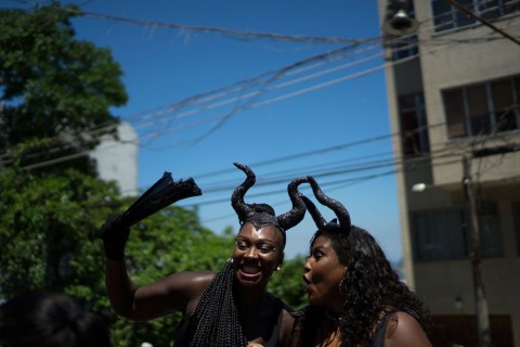 Foliãs com as cabeças ornamentadas com chifres no bloco Carmelitas, no Rio de Janeiro (Foto: Leo Correa/AP)