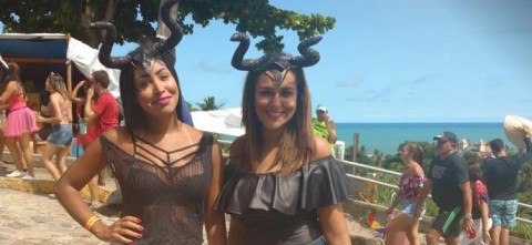 As amigas Mayara e Karol usam os chifres da vilã Malévola, personagem da Disney, nas ladeiras do Sítio Histórico de Olinda (Foto: Caíque Batista/G1)