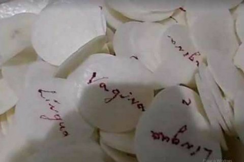 Profanação de símbolos cristãos: hóstias foram pintadas com as palavras %u2018ânus%u2019, %u2018vagina%u2019, %u2018língua%u2019. 