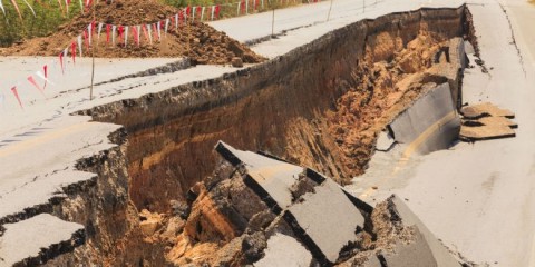 Uma estrada é rachada ao meio durante um terremoto. (Foto: Shutterstock)