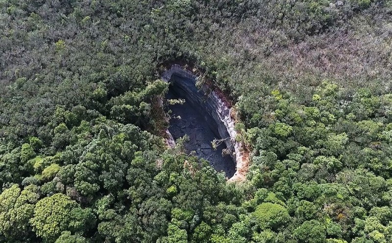 Vista aérea da cratera aberta em Matarandiba, em Vera Cruz (Foto: Dow/Divulgação)