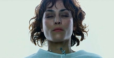 El crucifijo simboliza la nueva fe de Liz Shaw.