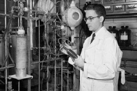 Stanley Miller admitiu depois de 40 anos que nenhuma das atuais hipóteses sobre a origem da vida consegue ser convincente.