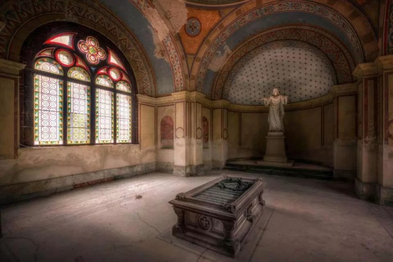 Esta igreja alemã parece totalmente preservada em seu estado original, apesar de ter sido abandonada e deixada para se decompor.