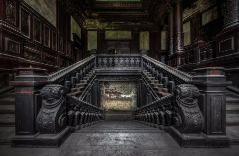 Este assombroso prédio na Polônia ainda mantém elementos de sua antiga grandeza.