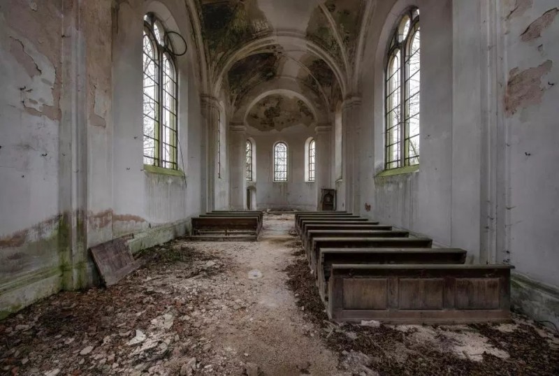 Os tetos altos e as janelas brilhantes contrastam com o abandono misterioso nesta igreja tcheca.