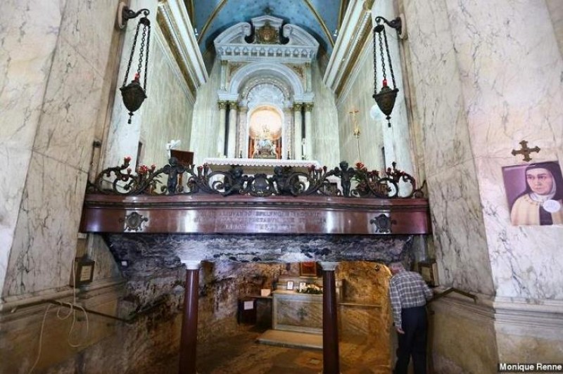 Abaixo do altar, a gruta do profeta Elias. 