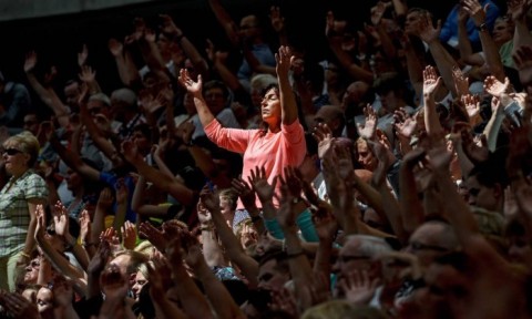 Poloneses participam de %u2018Jesus no estádio%u2019 com John Baptist Bashobora.