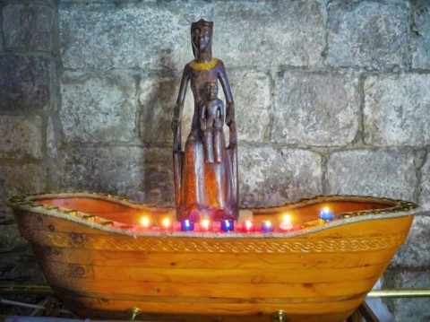 Imagem de Nossa Senhora de Rocamadour. Diz a tradição que a imagem de Nossa Senhora se esculpiu a si mesma no tronco de uma árvore.