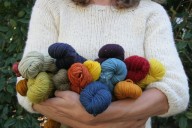 A incrível arte de tingir roupas usando restos de legumes