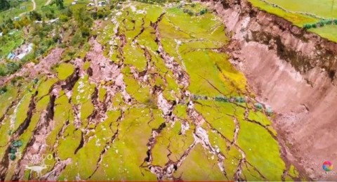 Vila no Peru desaparece durante a noite em gigantescas rachaduras na terra provocadas por um enorme deslizamento de terra.