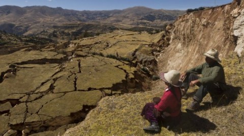 Uma vista do topo do deslizamento de terra que provocou o rompimento e a destruição da vila abaixo.